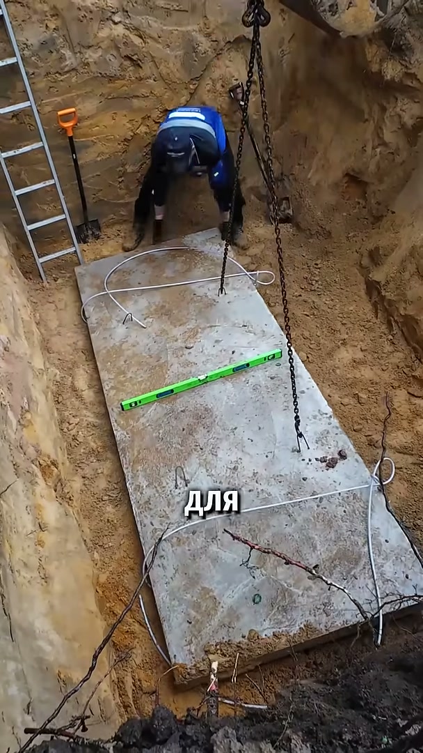 Выравнивание плиты песком в котловане